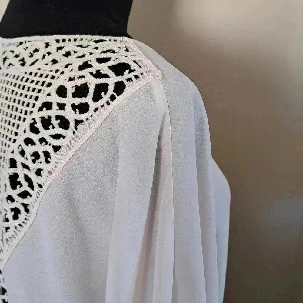 ❤️ Monteau Cream Blouse with crochet back - Picture 7 of 11